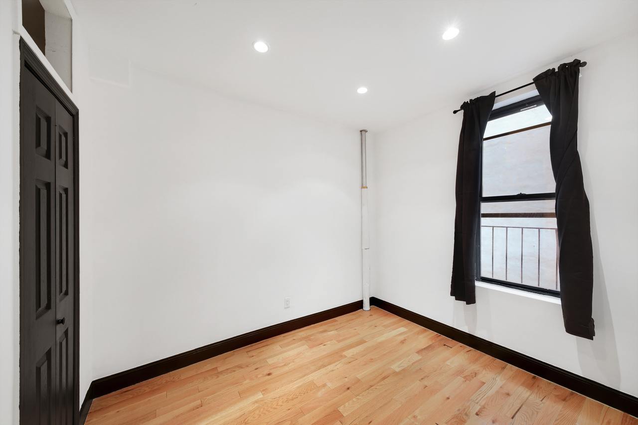  #717: East Village - 1 Bedroom (Queen)  -  #717: East Village  - Gallery -  4