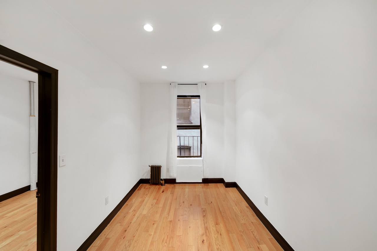  #717: East Village - 1 Bedroom (Queen)  -  #717: East Village  - Gallery -  23