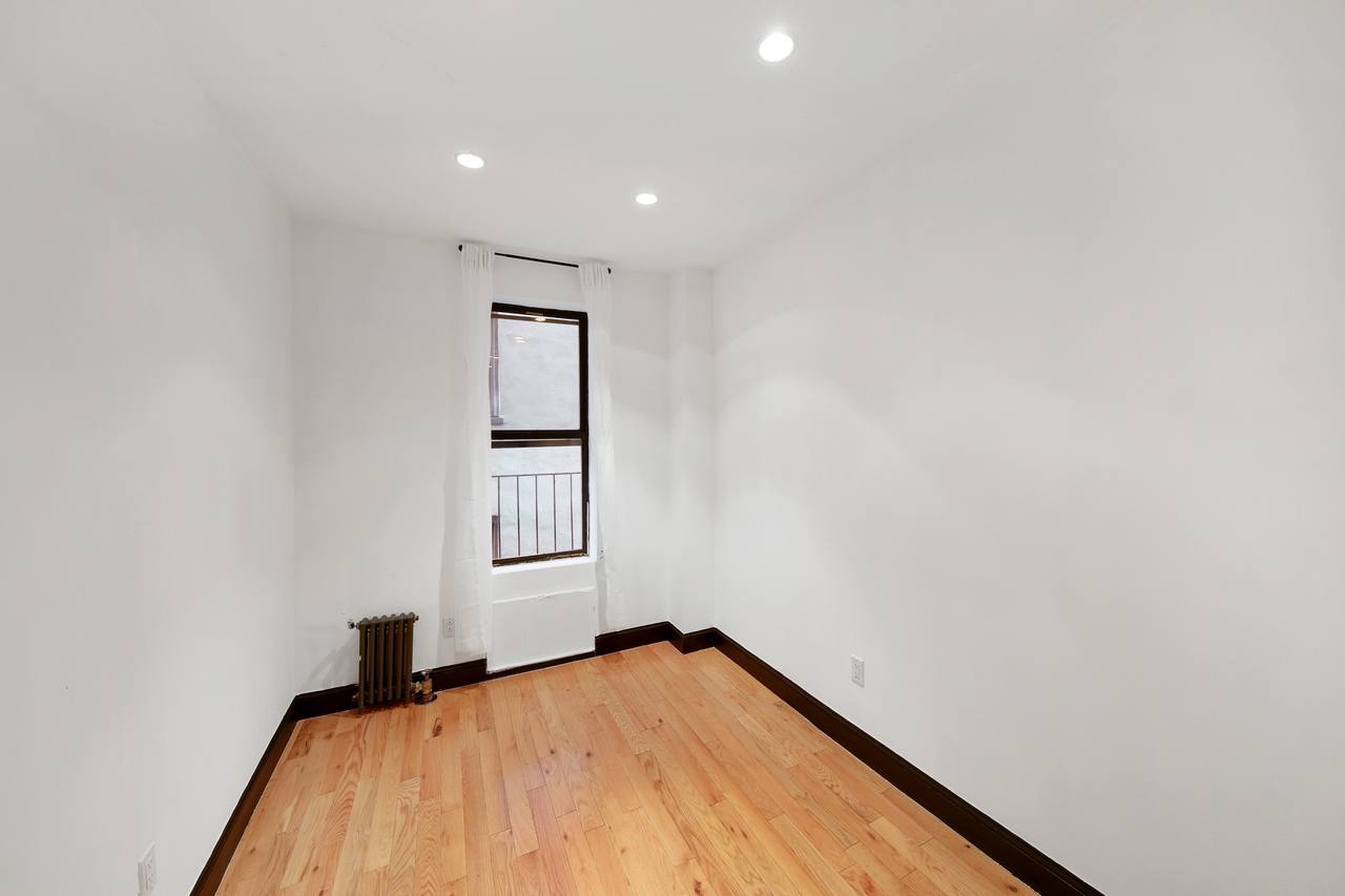  #717: East Village - 1 Bedroom (Queen)  -  #717: East Village  - Gallery -  21