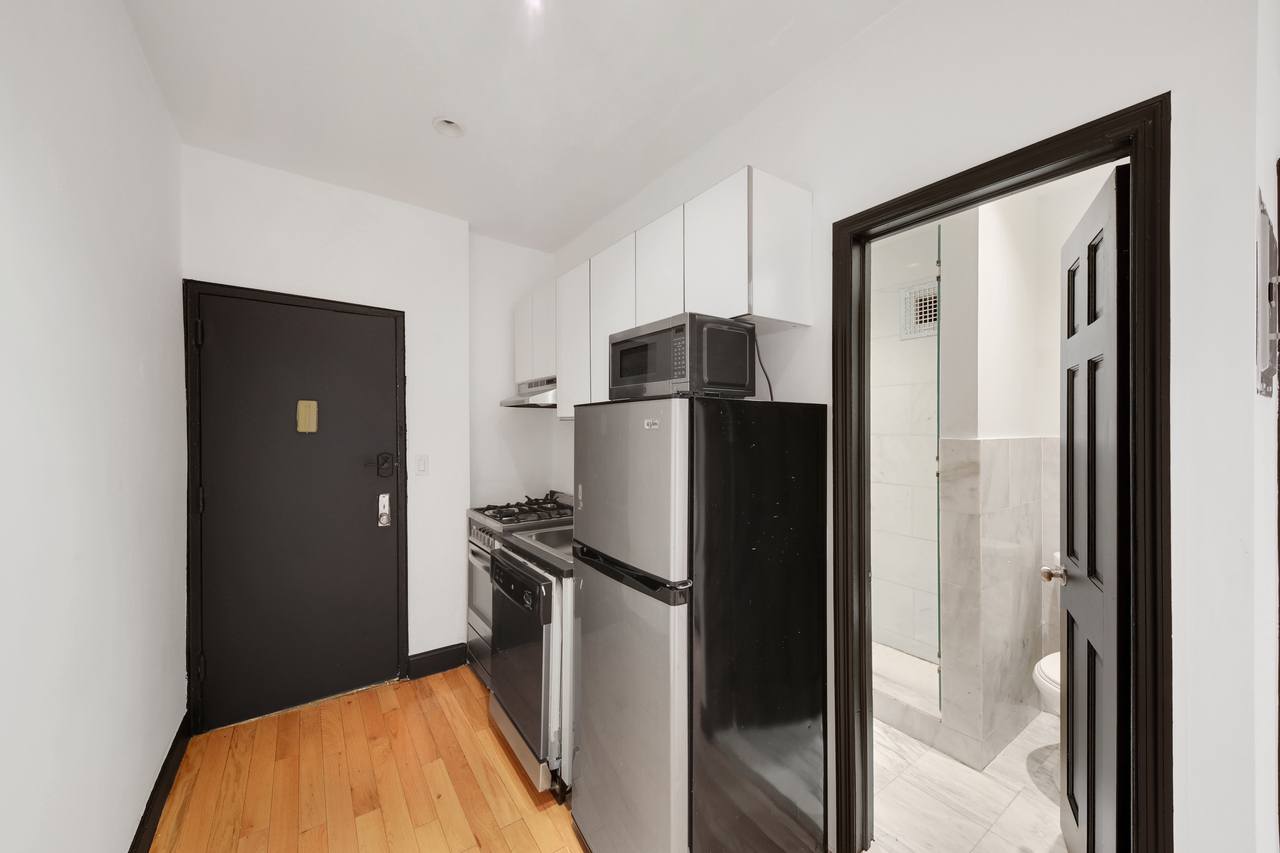 #717: East Village - 1 Bedroom (Queen) - #717: East Village - Gallery - 25
