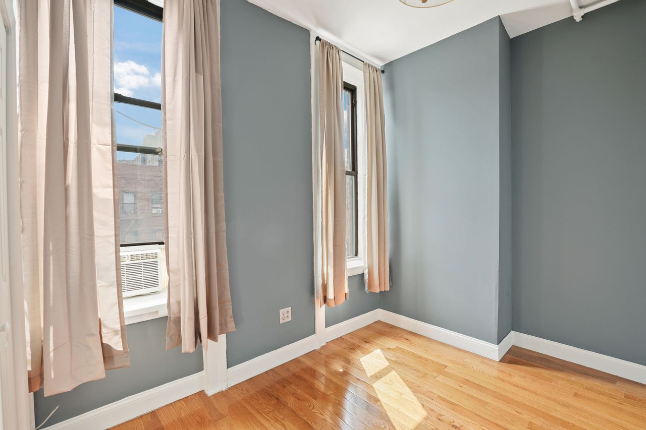 #529: East Village - Queen Bedroom B - #529: East Village - Gallery - 1