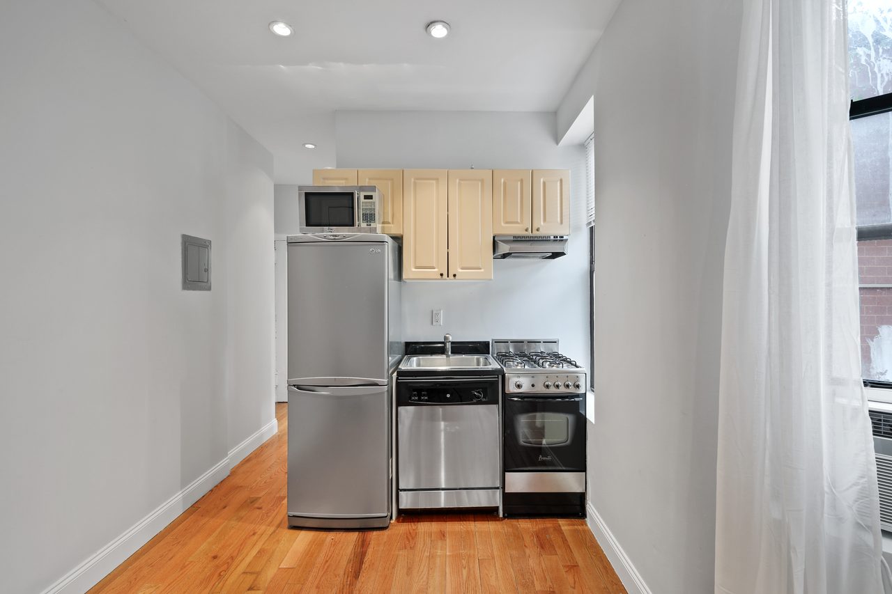  #694: East Village - 1 Bedroom (Queen)  -  #694: East Village  - Gallery -  3