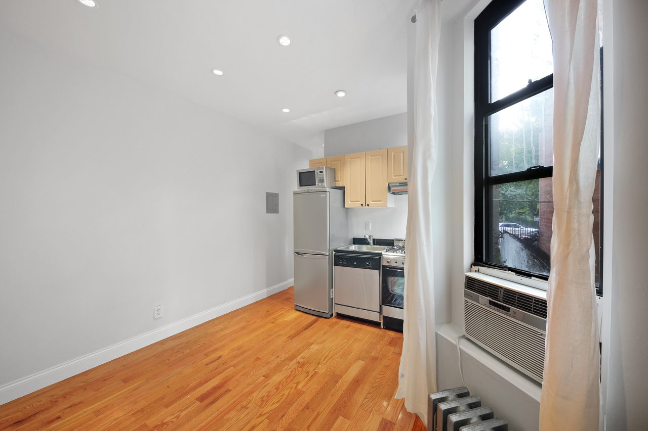 #694: East Village - 1 Bedroom (Queen) - #694: East Village - Gallery - 4