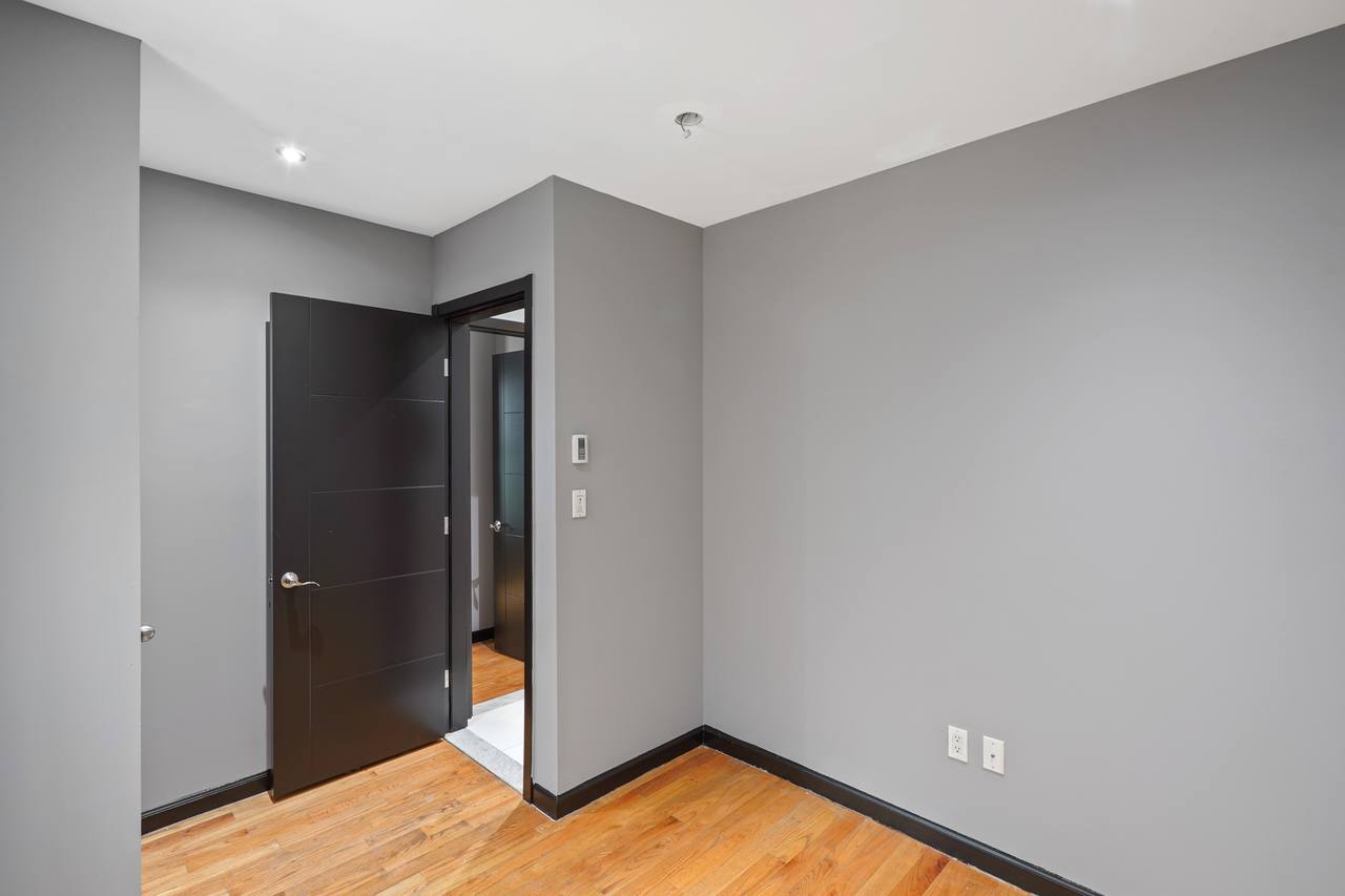 #550: Upper West Side - Queen Bedroom A - 4