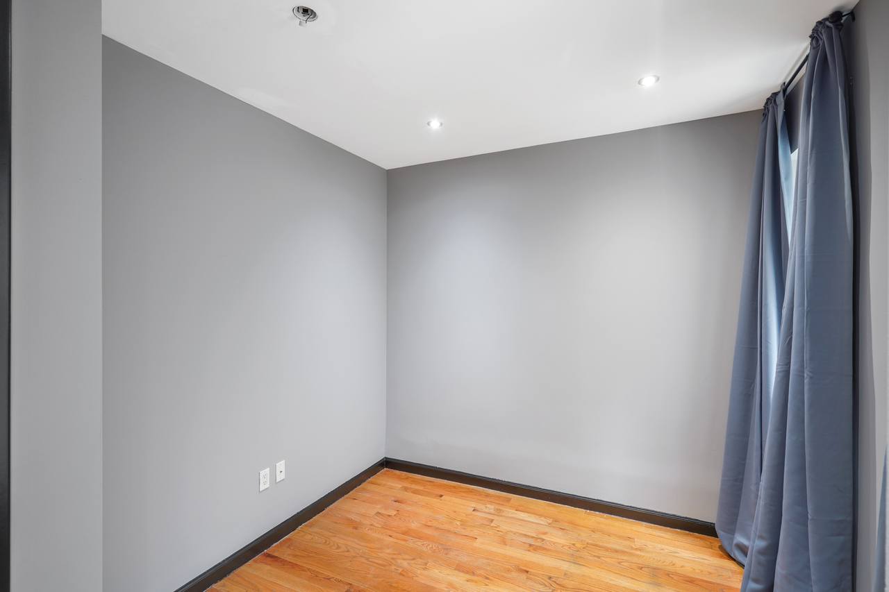 #550: Upper West Side - Queen Bedroom A - 6