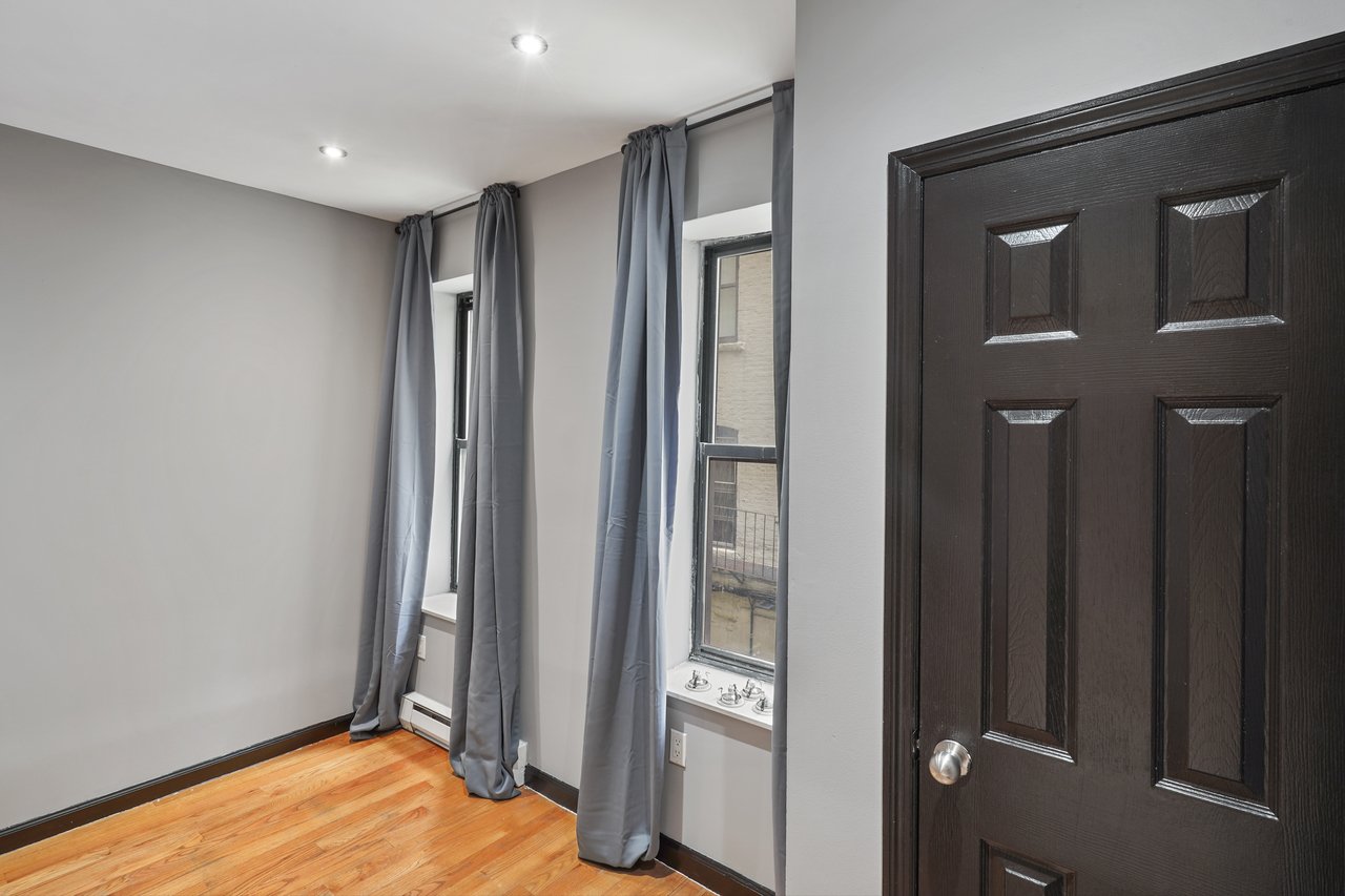 #550: Upper West Side - Queen Bedroom A - 5