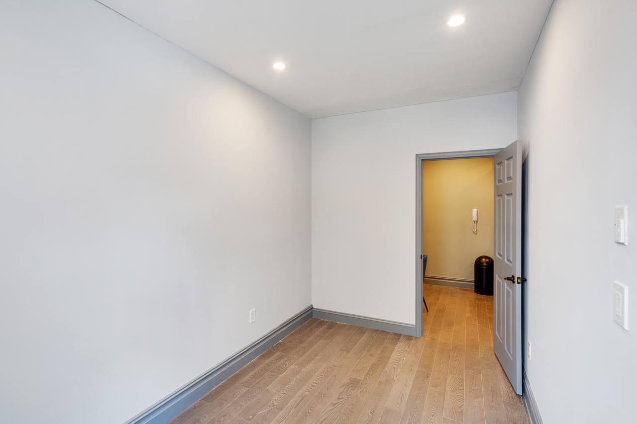 #572: East Village - Queen Bedroom C - 6