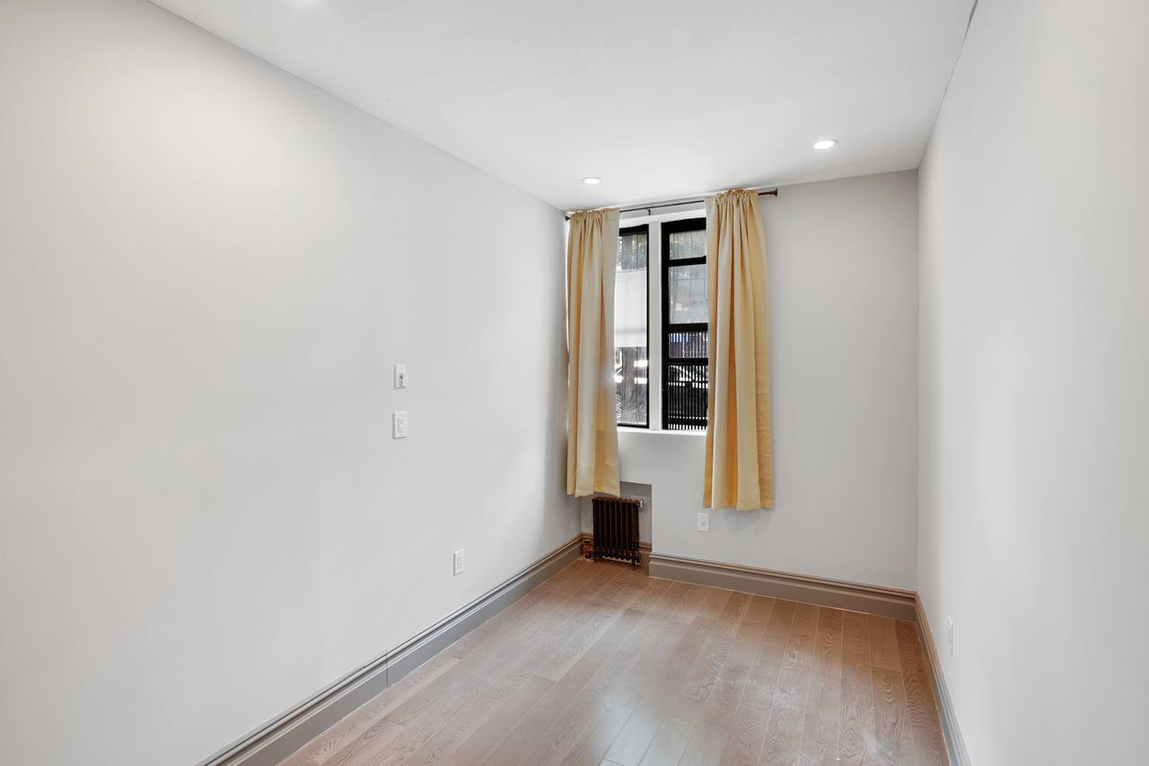 #572: East Village - Queen Bedroom C - 4