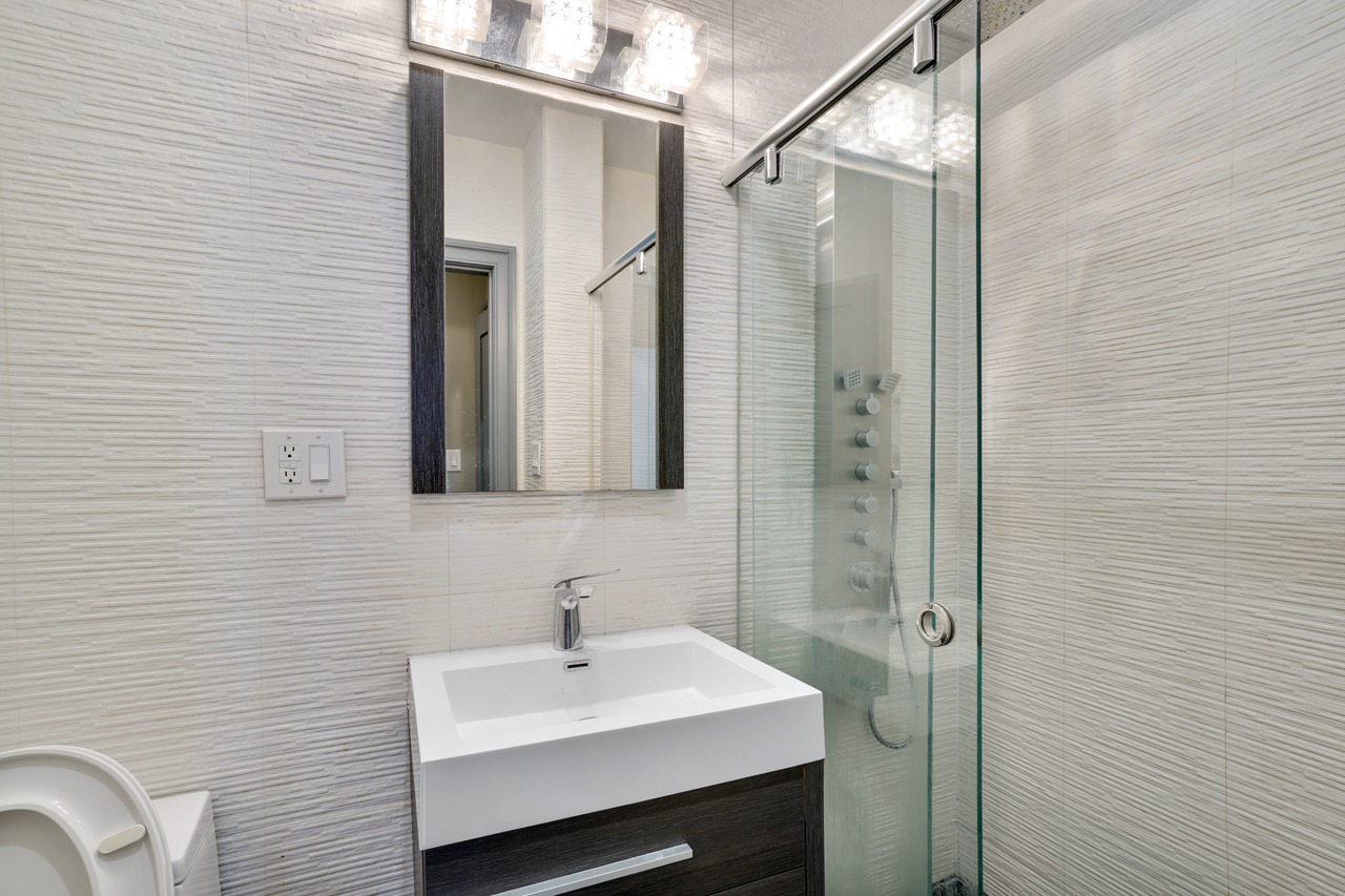  #572: East Village - Queen Bedroom B  -  #572: East Village  - Gallery -  4