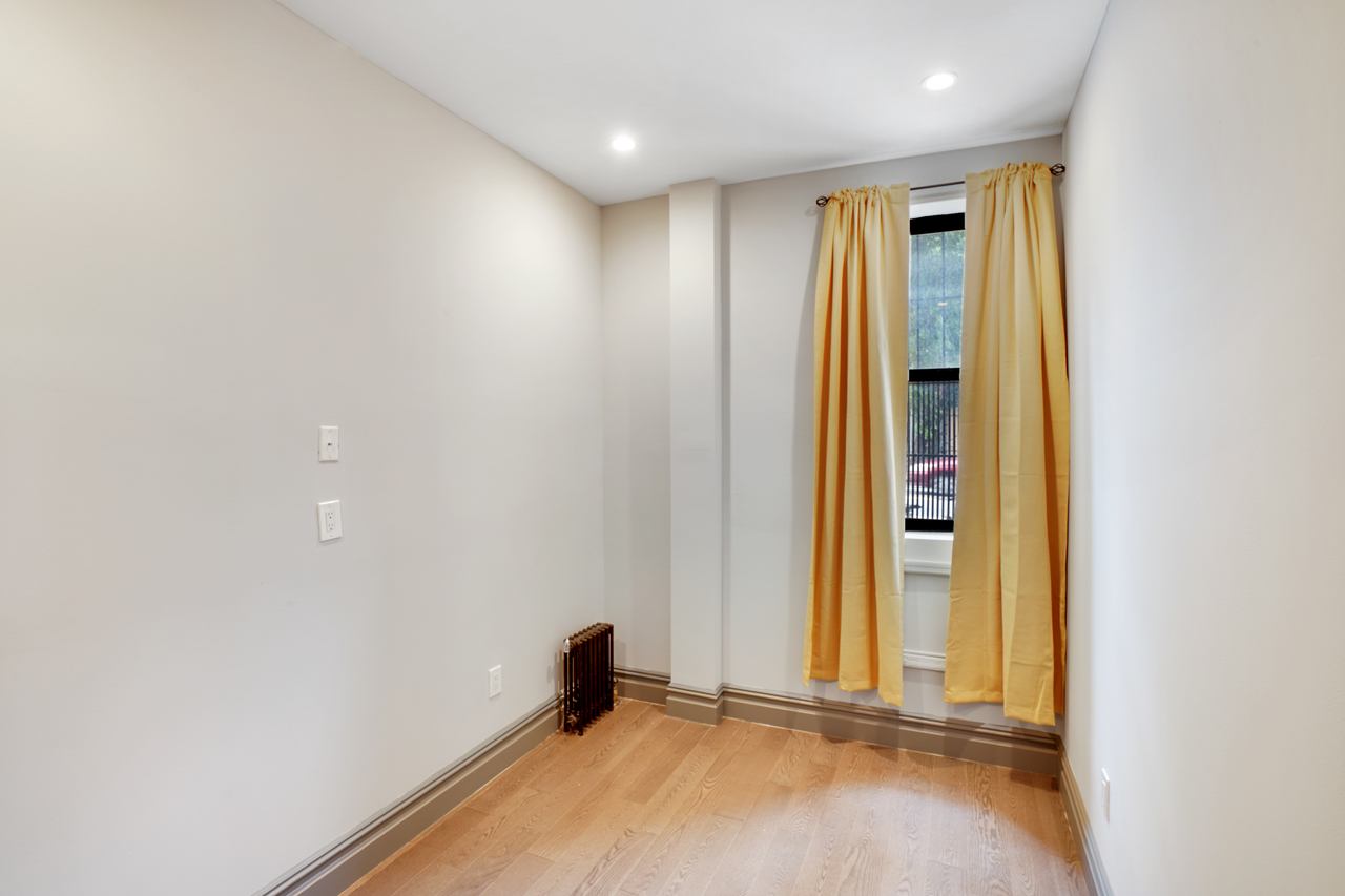 #572: East Village - Queen Bedroom B - 15