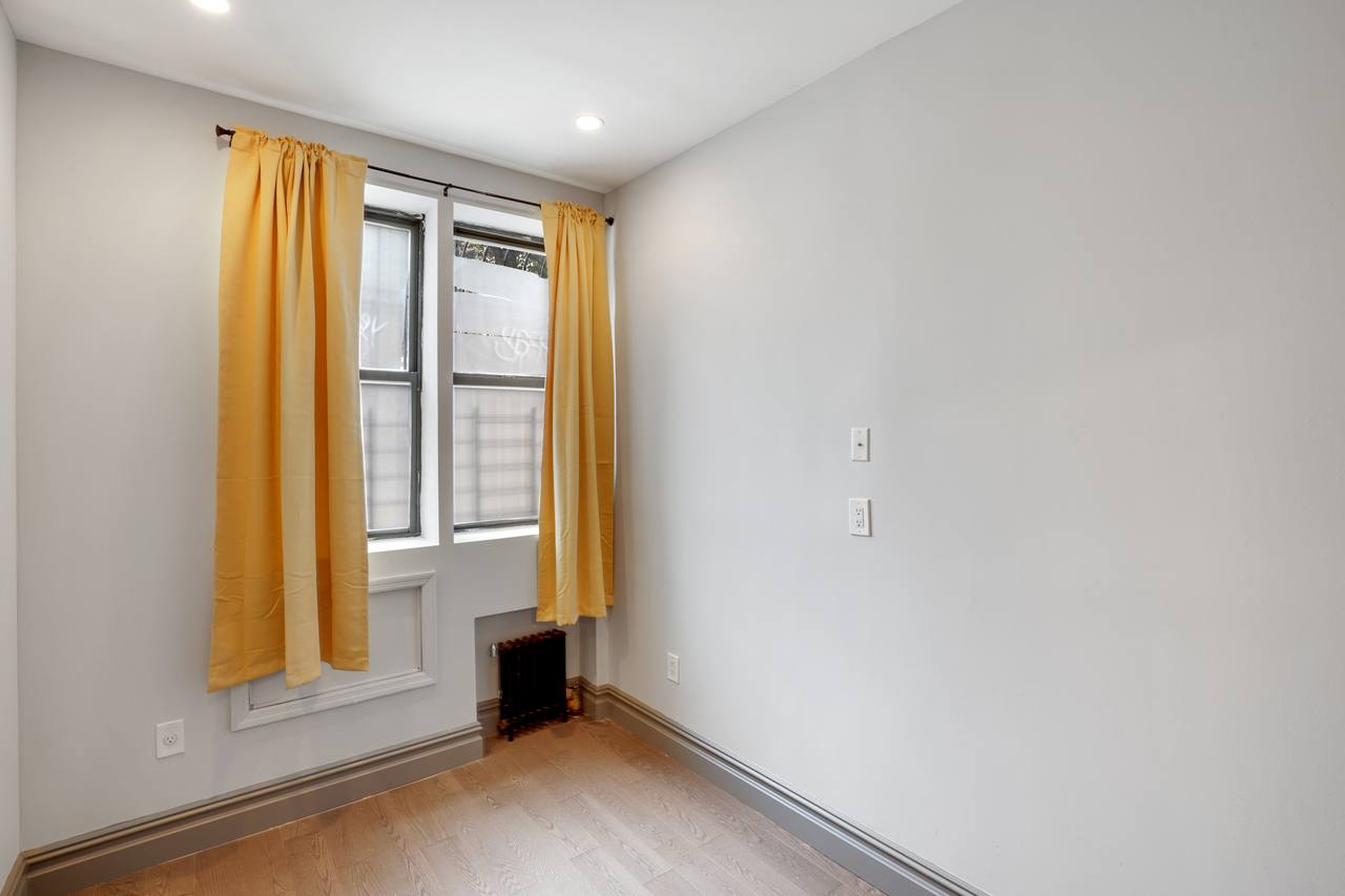 #572: East Village - Queen Bedroom A - 5