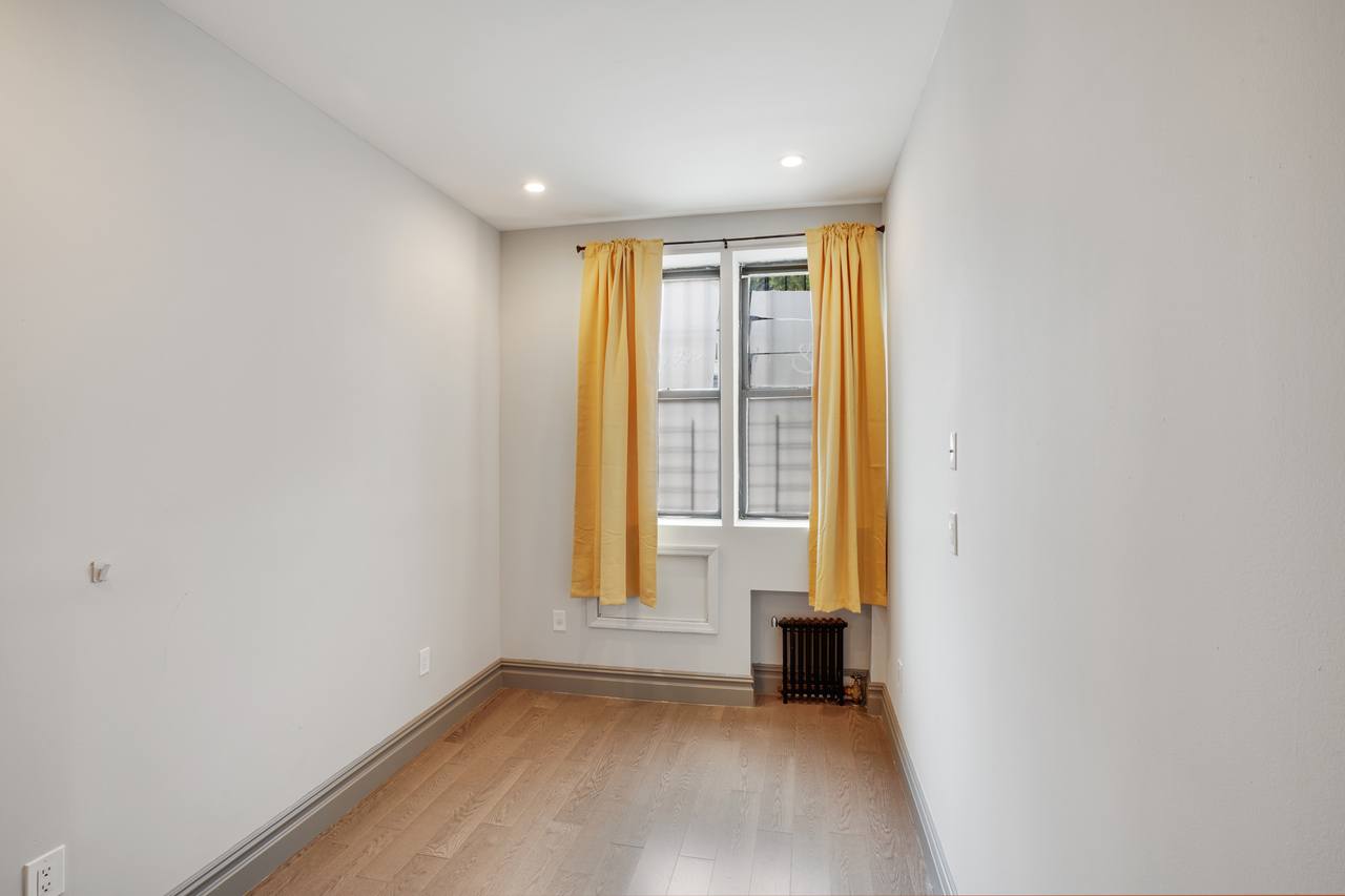 #572: East Village - Queen Bedroom A - 4