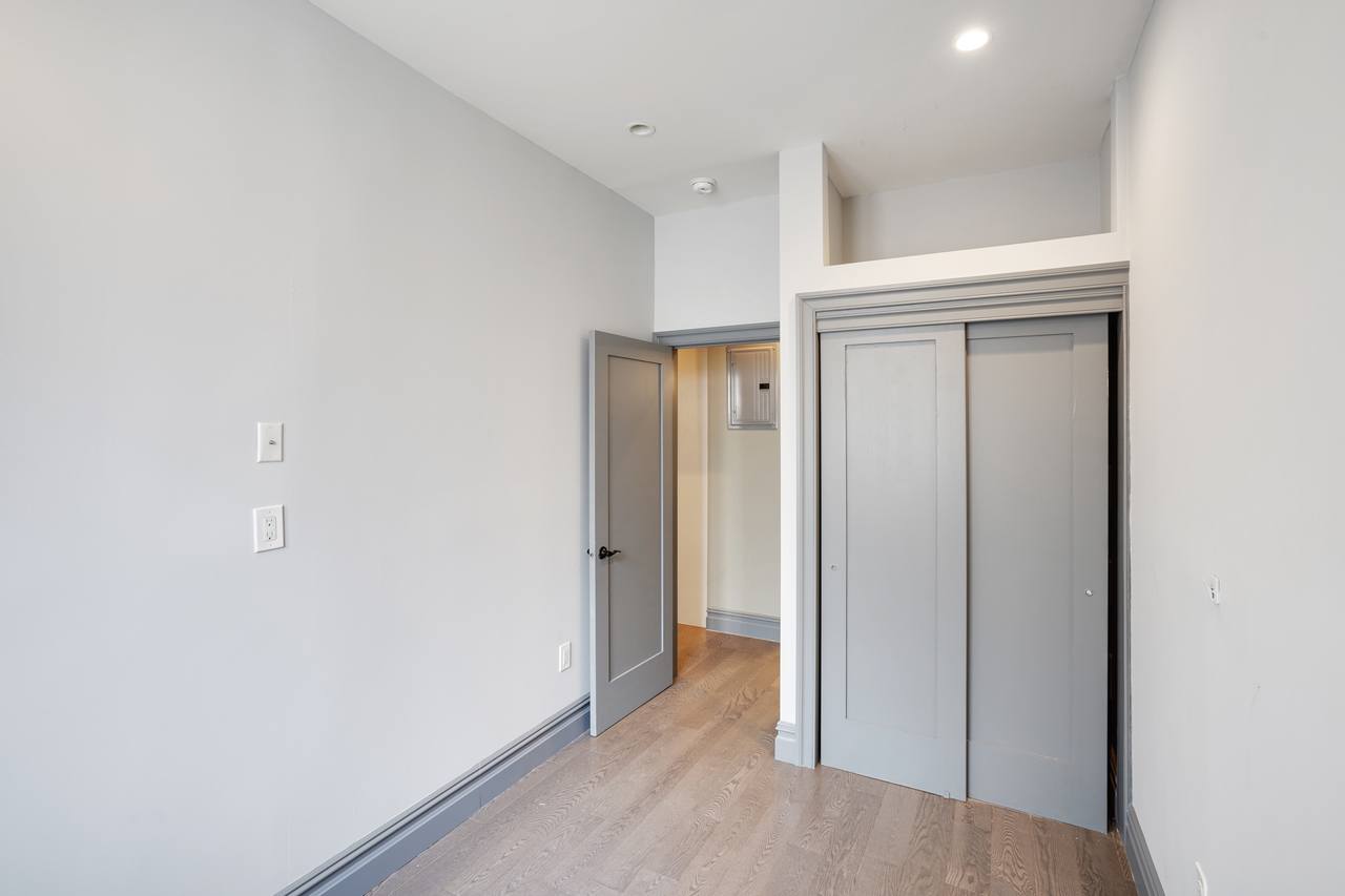 #572: East Village - Queen Bedroom A - 6