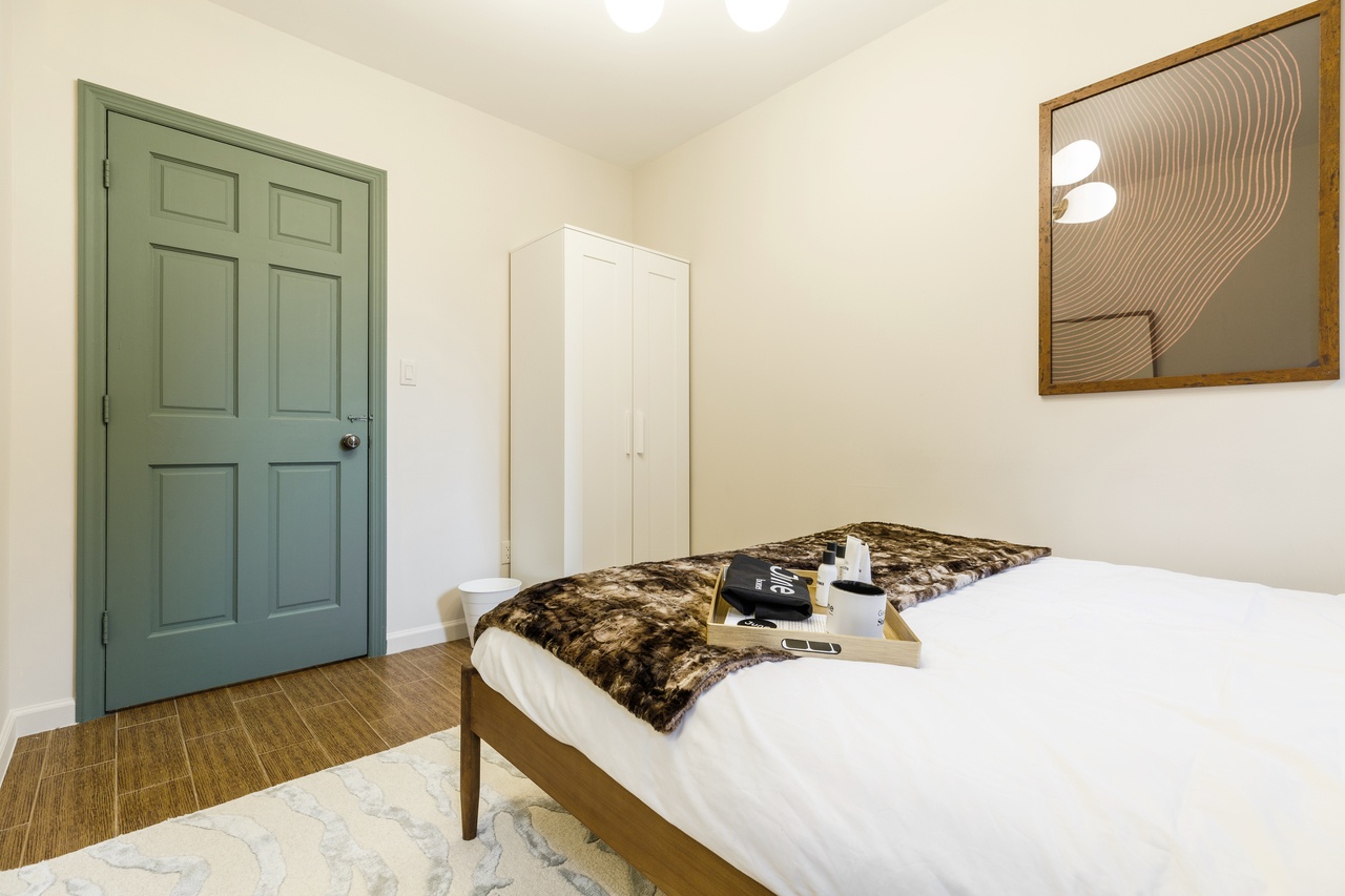 #262: Chinatown - Queen Bedroom B - #262: Chinatown - Gallery - 9