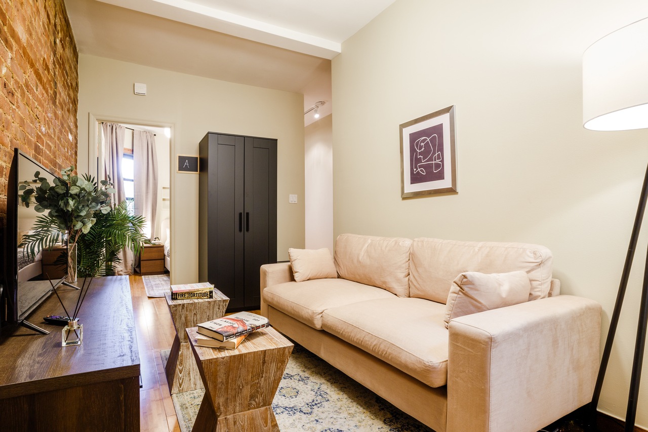 #216: Hell's Kitchen - Full Bedroom A - 6