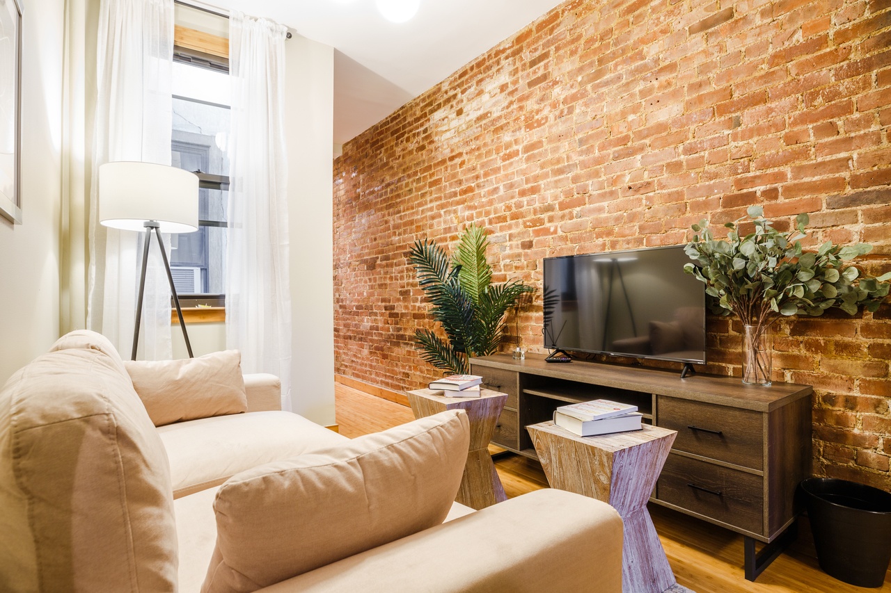#216: Hell's Kitchen - Full Bedroom A - 4