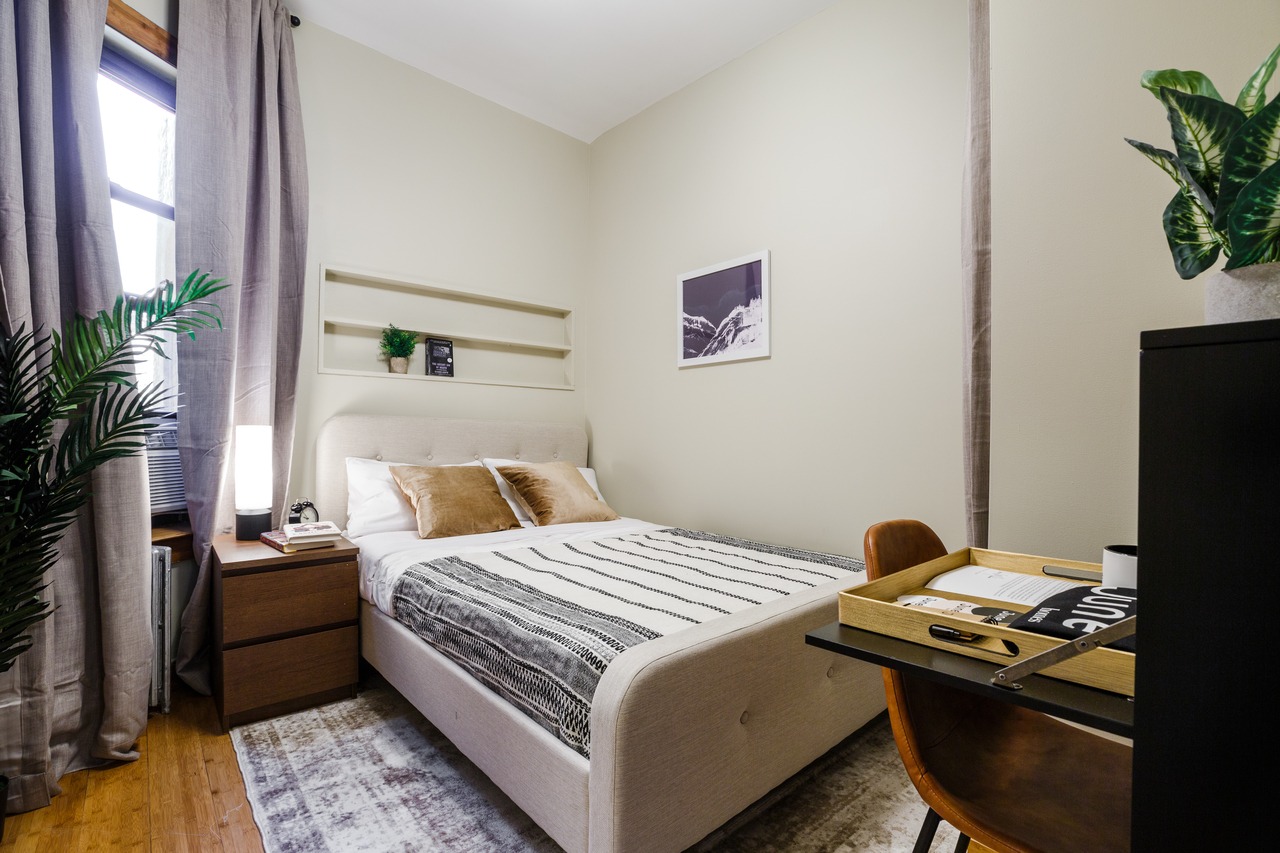 #216: Hell's Kitchen - Full Bedroom A - 8
