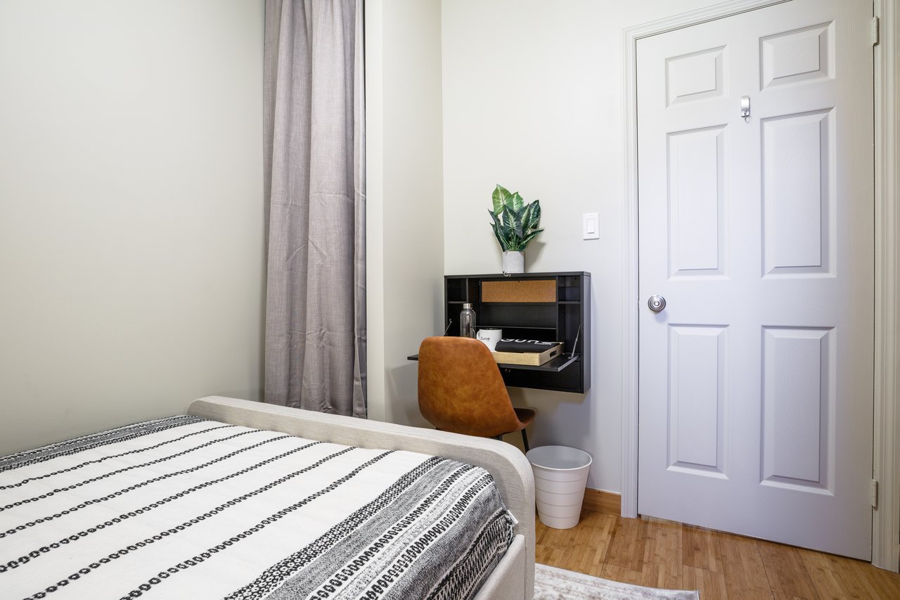 #216: Hell's Kitchen - Full Bedroom A - 7