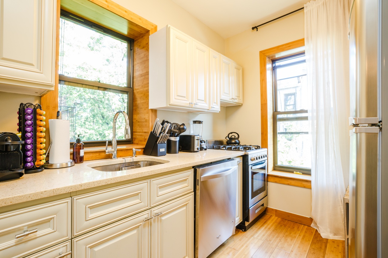 #216: Hell's Kitchen - Full Bedroom A - #216: Hell's Kitchen - Gallery - 4