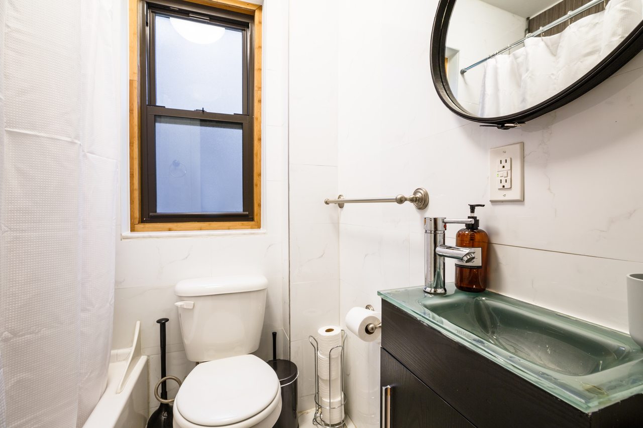 #216: Hell's Kitchen - Queen Bedroom C - 3