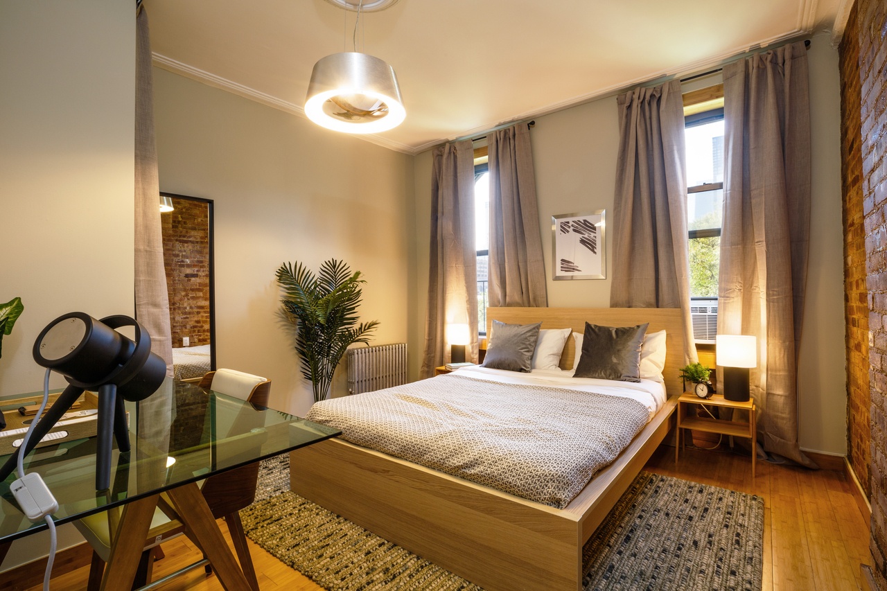 #216: Hell's Kitchen - Queen Bedroom C - 8