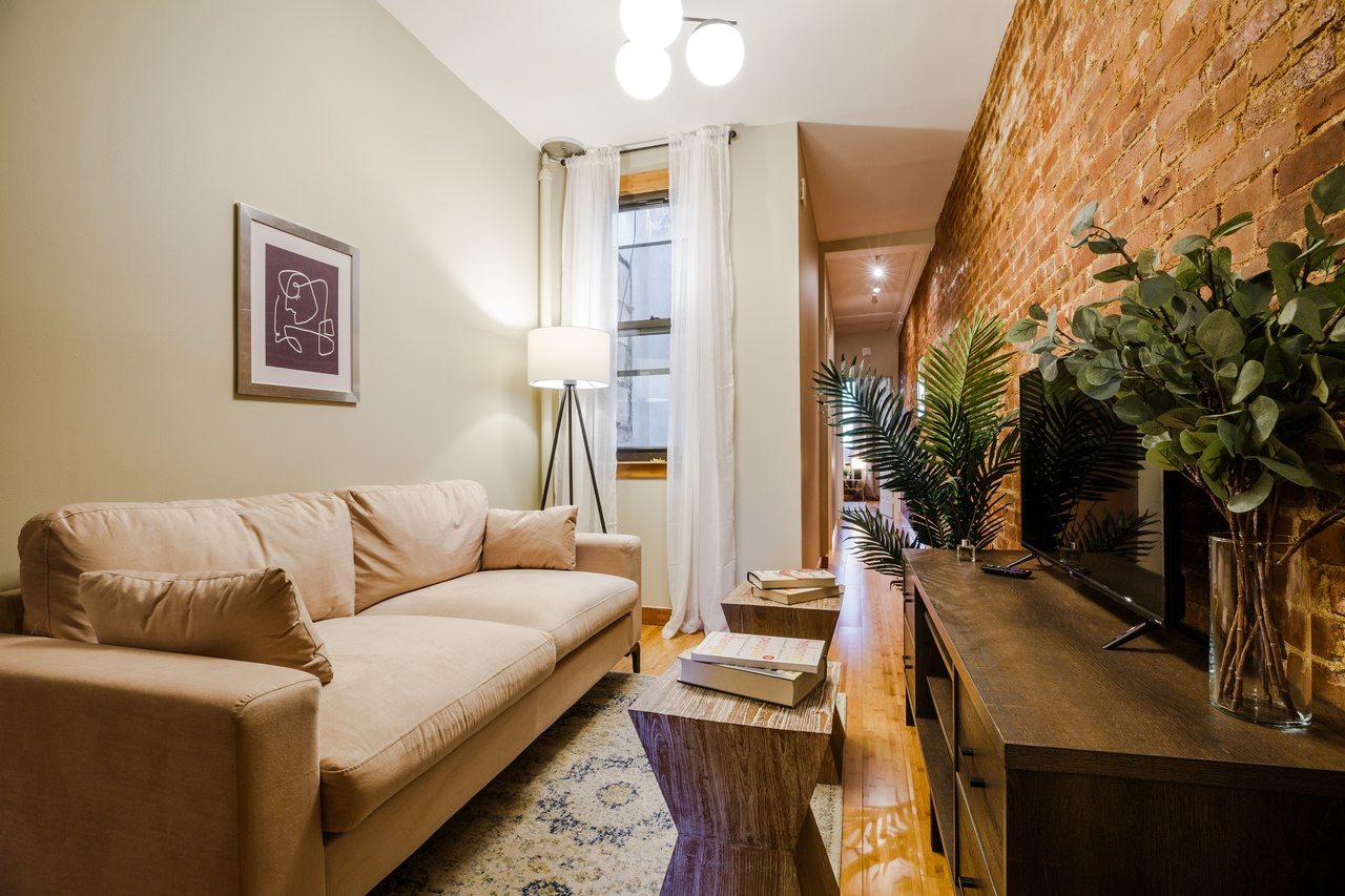 #216: Hell's Kitchen - Queen Bedroom C - 1