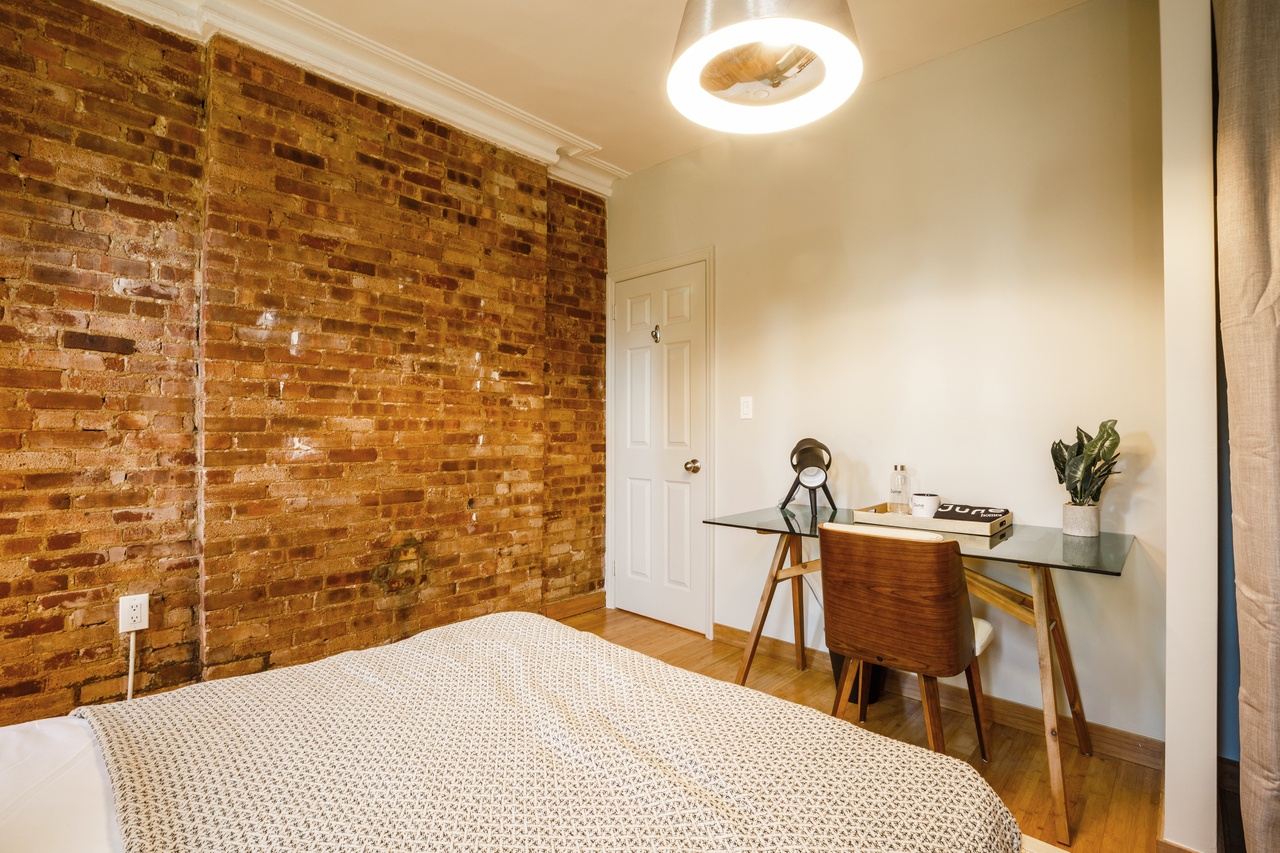 #216: Hell's Kitchen - Queen Bedroom C - 7
