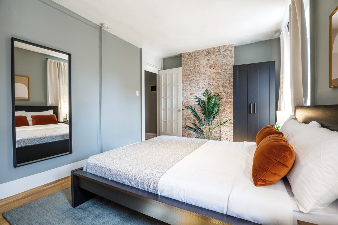  #232: Chelsea - Queen Bedroom D  -  #232: Chelsea  - Gallery -  7