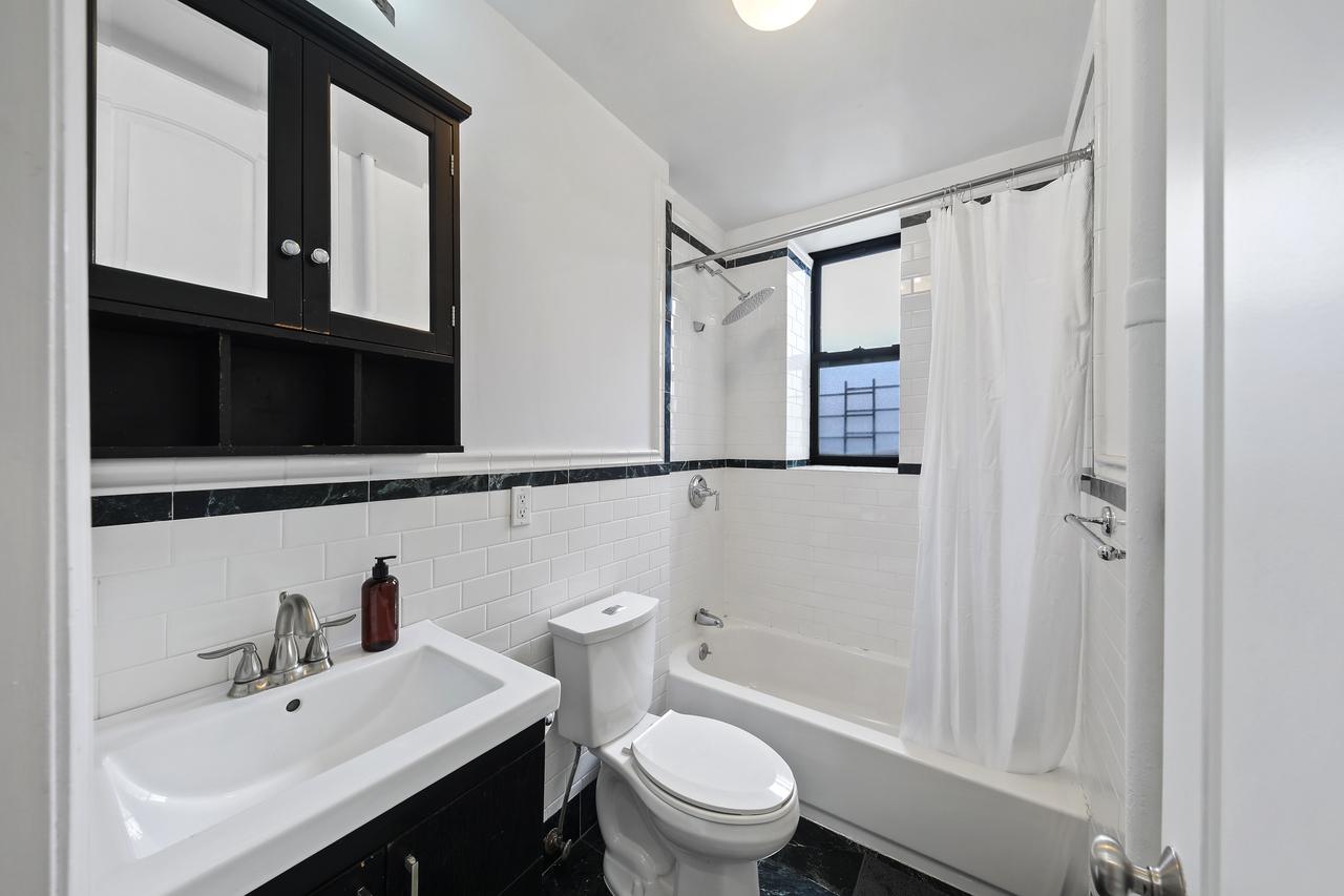  #714: West Harlem - Queen Bedroom B  -  #714: West Harlem  - Gallery -  4