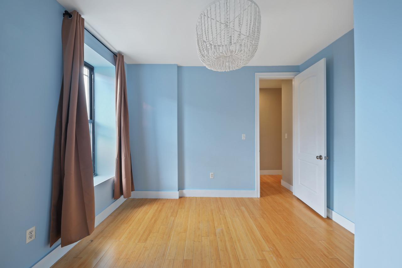  #714: West Harlem - Queen Bedroom B  -  #714: West Harlem  - Gallery -  11