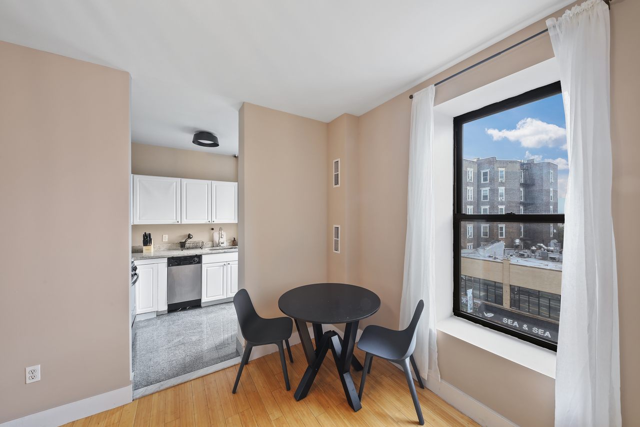 #714: West Harlem - Queen Bedroom B  -  #714: West Harlem  - Gallery -  8