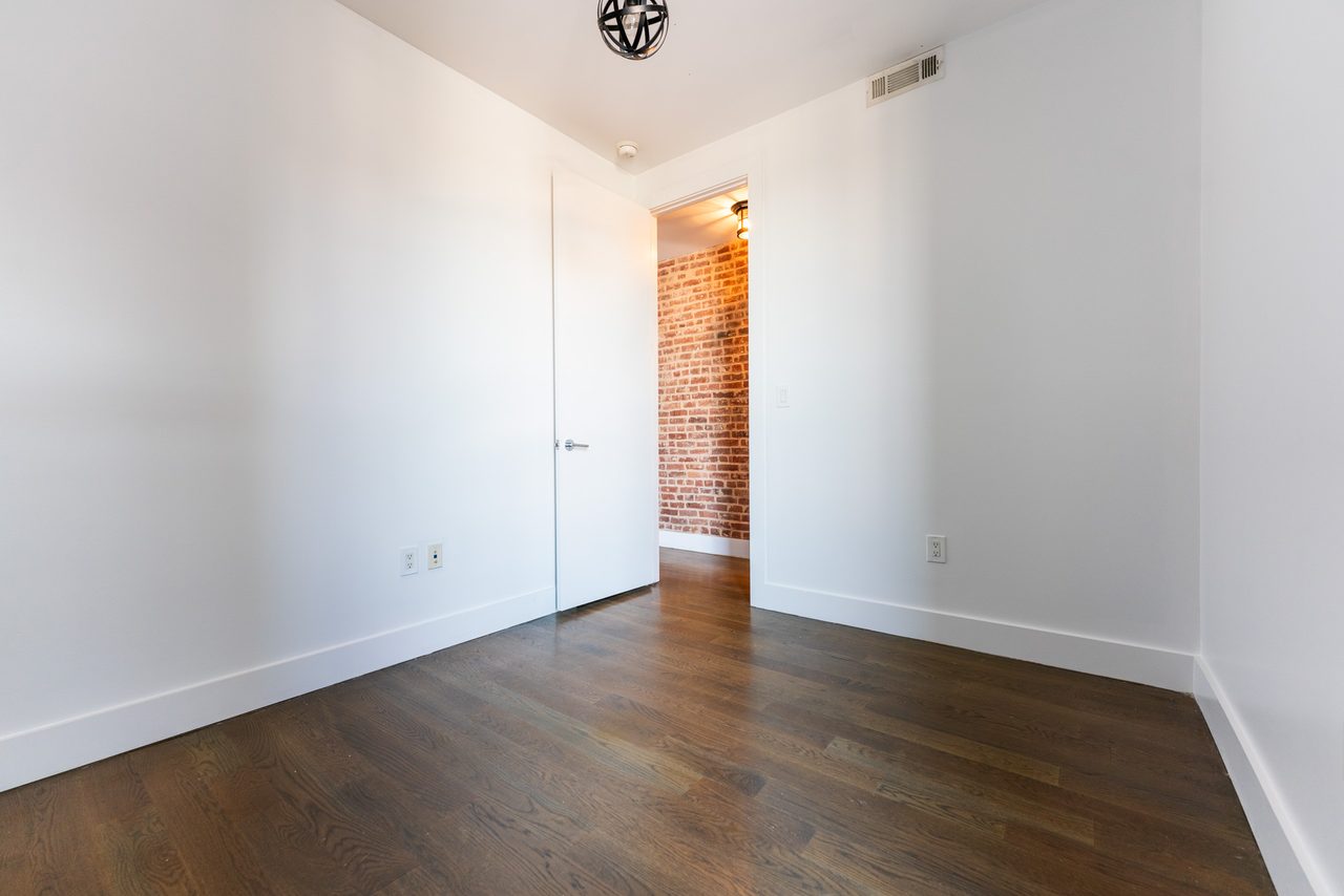 #1728: Crown Heights - Queen Bedroom C - 4
