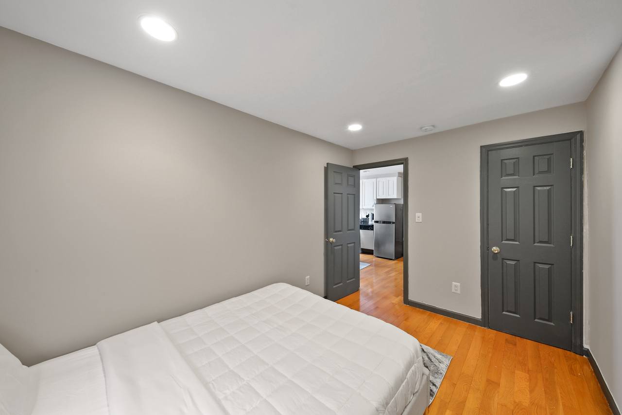 #716: East Village - Queen Bedroom C - 3