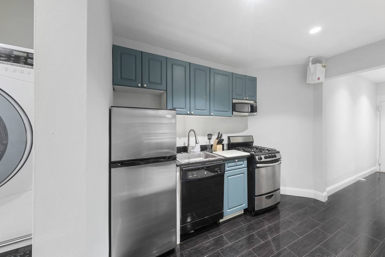 #698: East Harlem - Queen Bedroom B - #698: East Harlem - Gallery - 6