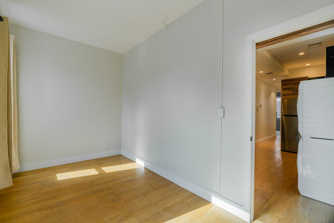 #1089: Central Harlem - Full Bedroom A - 11