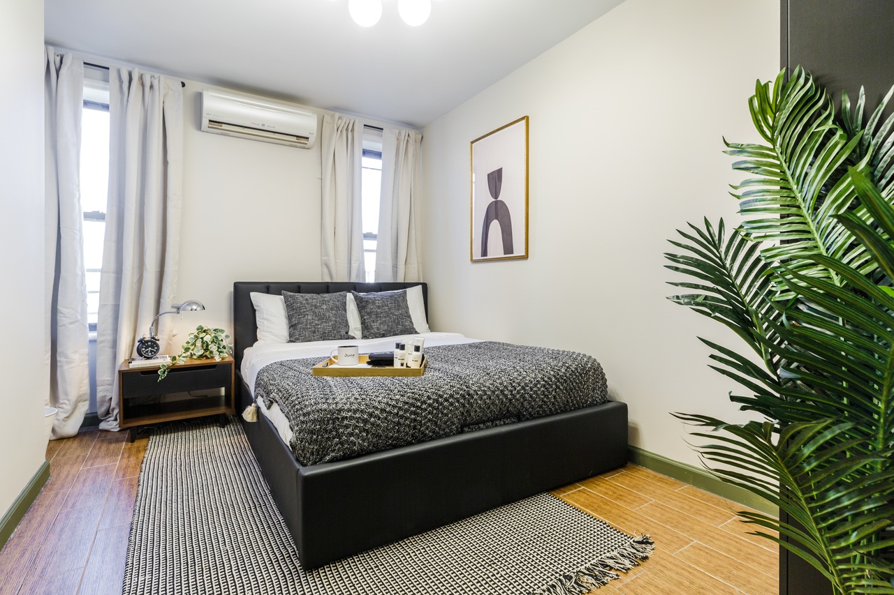  #265: Chinatown - Queen Bedroom B  -  #265: Chinatown  - Gallery -  9