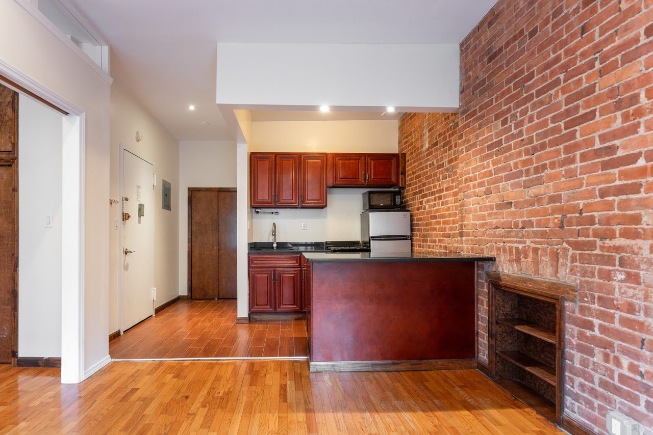  #1729: Hell's Kitchen - 1 Bedroom (Queen)  -  #1729: Hell's Kitchen  - Gallery -  9