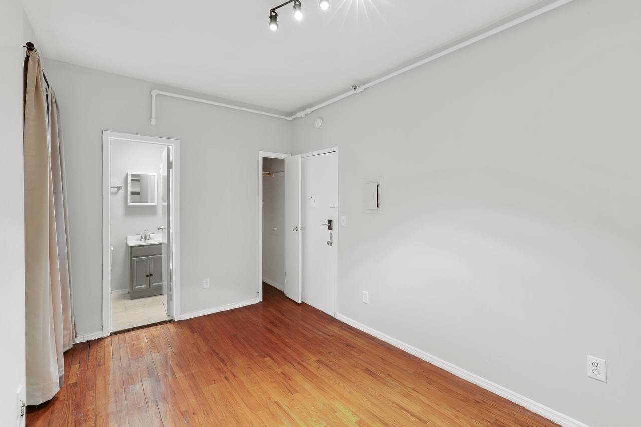 #489: Columbus Circle - Studio (Full) - #489: Columbus Circle - Gallery - 9