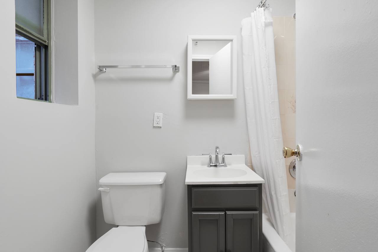 #489: Columbus Circle - Studio (Full) - #489: Columbus Circle - Gallery - 4