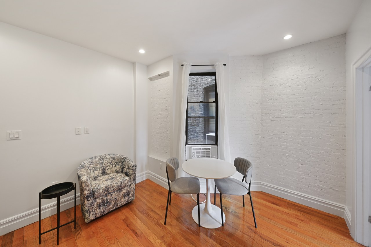 #710: Columbus Circle - Queen Bedroom A - 5