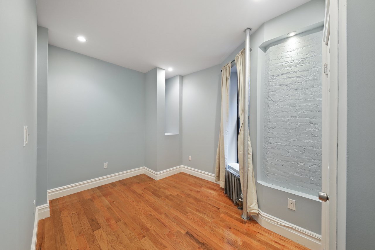 #710: Columbus Circle - Queen Bedroom A - 7