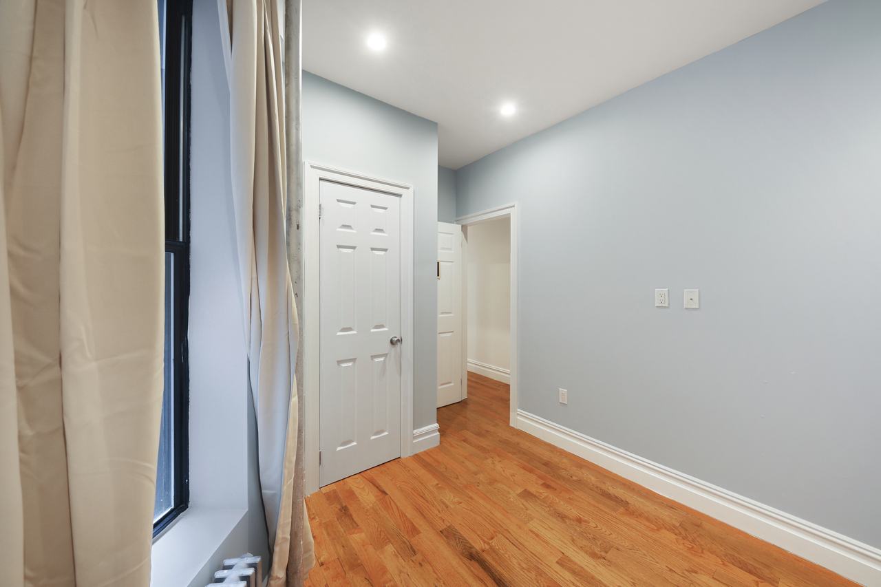 #710: Columbus Circle - Queen Bedroom A - 8