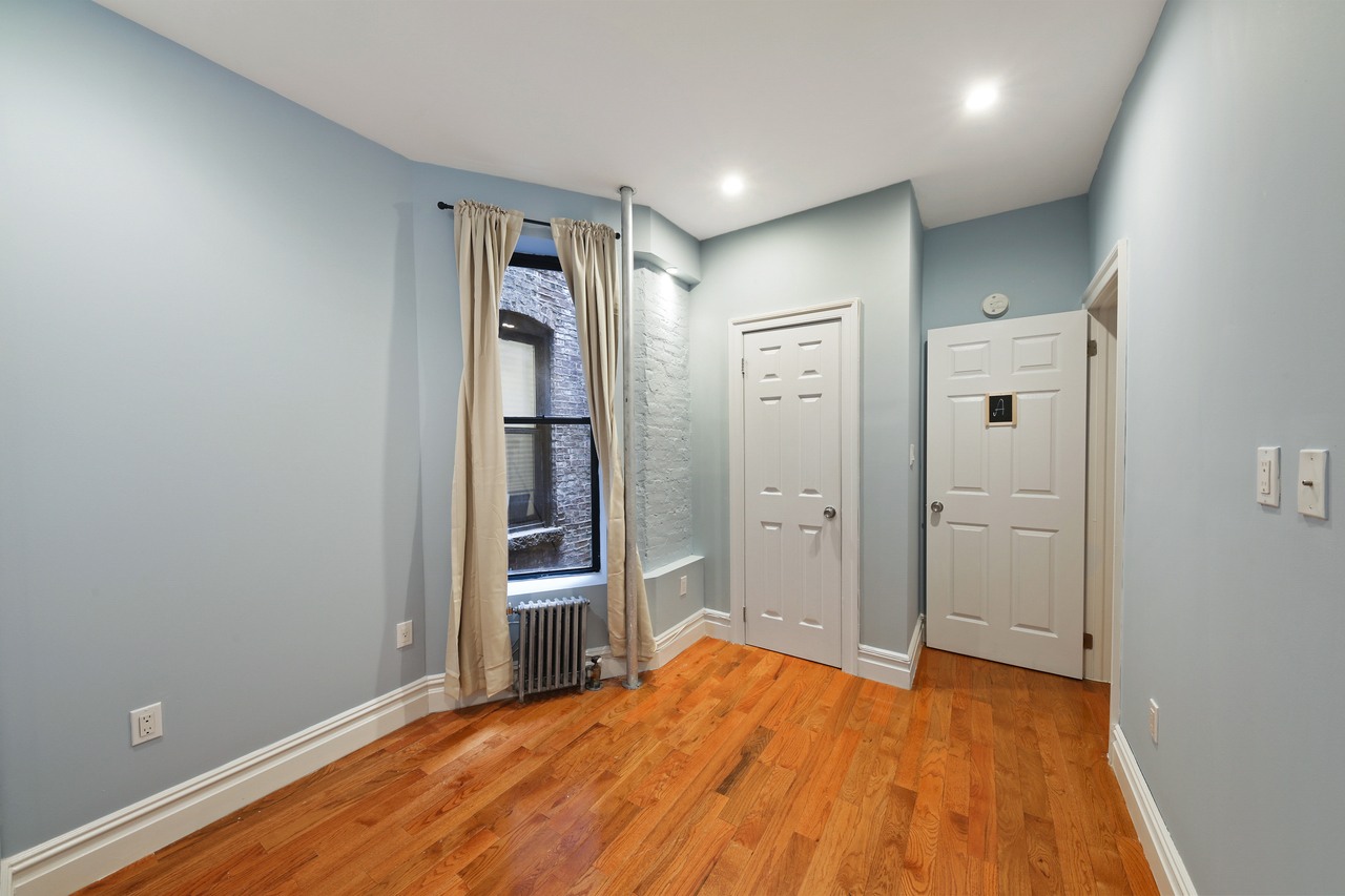 #710: Columbus Circle - Queen Bedroom A - 9