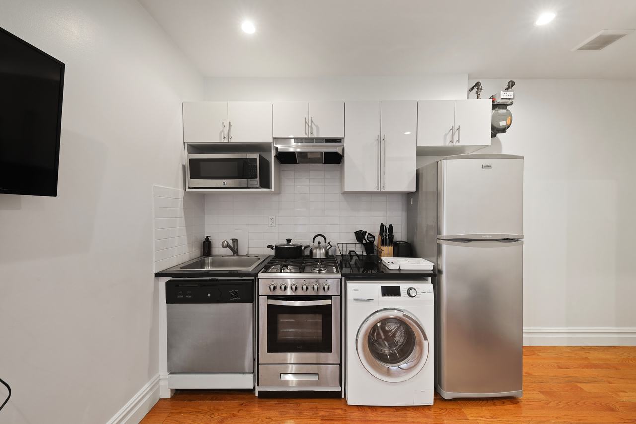 #710: Columbus Circle - Queen Bedroom A - 6