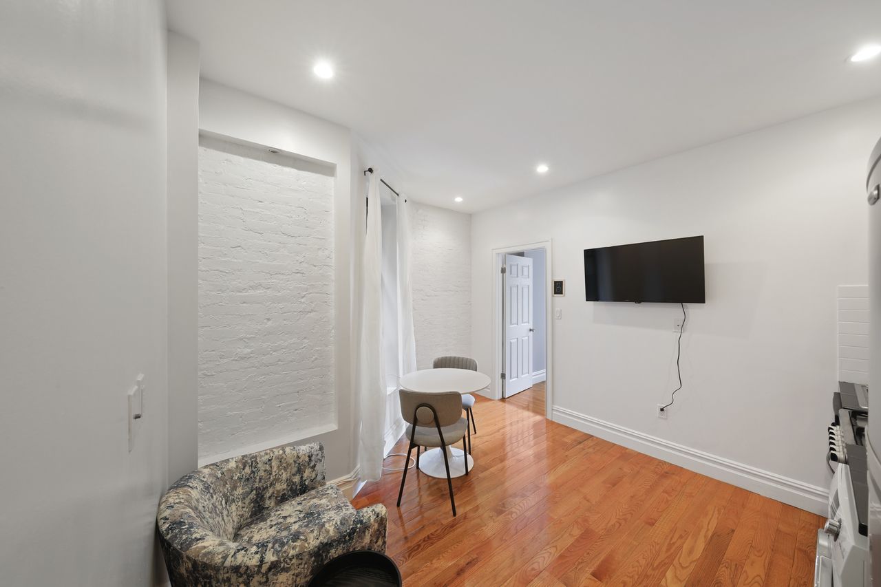  #710: Columbus Circle - Queen Bedroom A  -  #710: Columbus Circle  - Gallery -  4