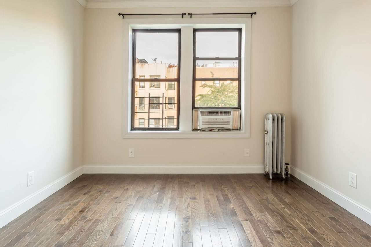 #1609: Astoria - Queen Bedroom D - 16