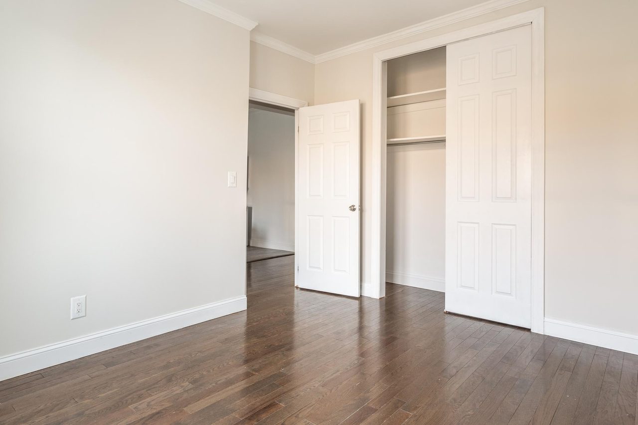 #1609: Astoria - Queen Bedroom D - 14