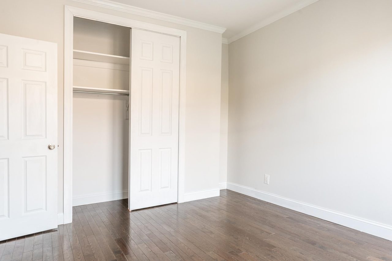 #1609: Astoria - Queen Bedroom D - 13
