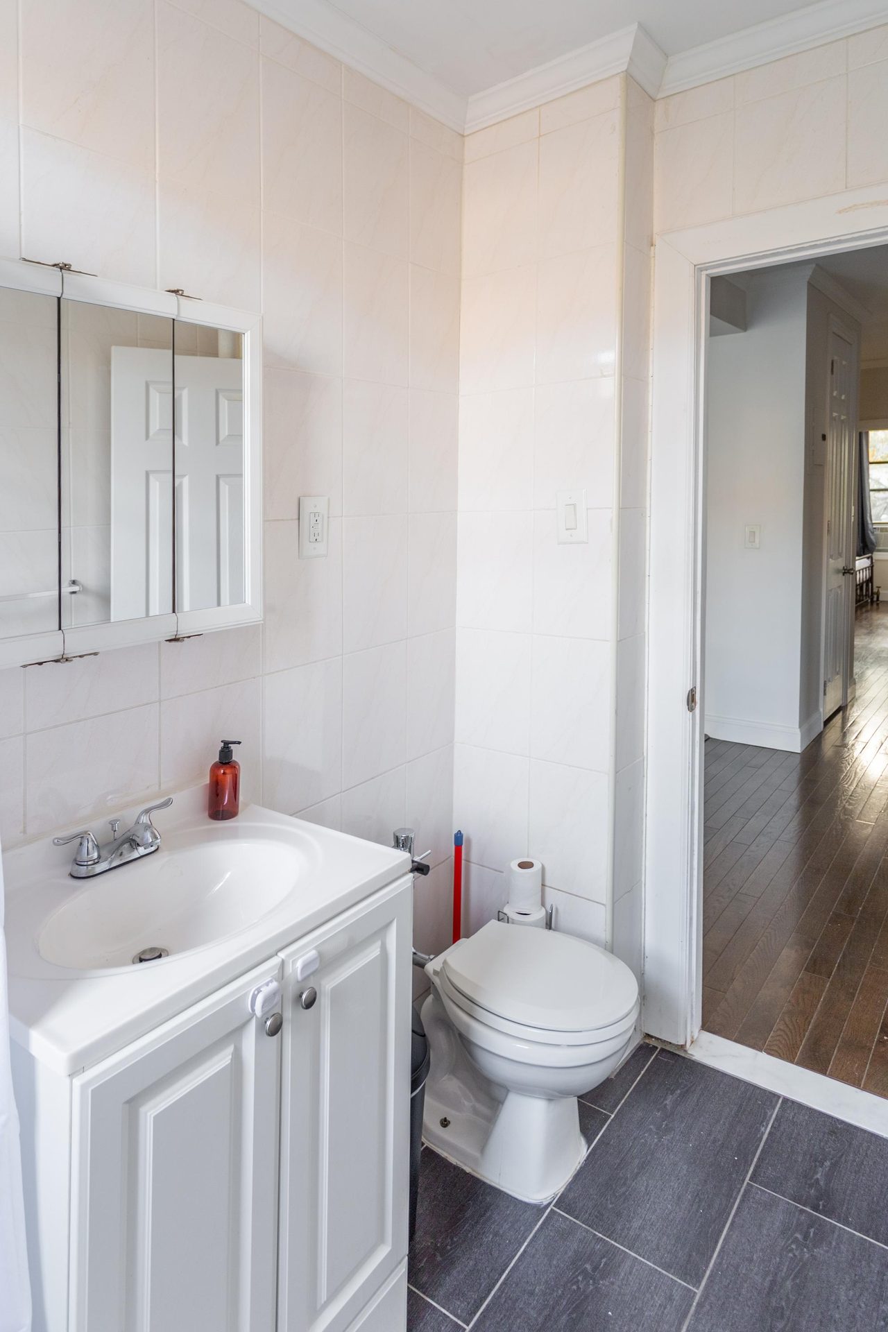 #1609: Astoria - Queen Bedroom A - 15