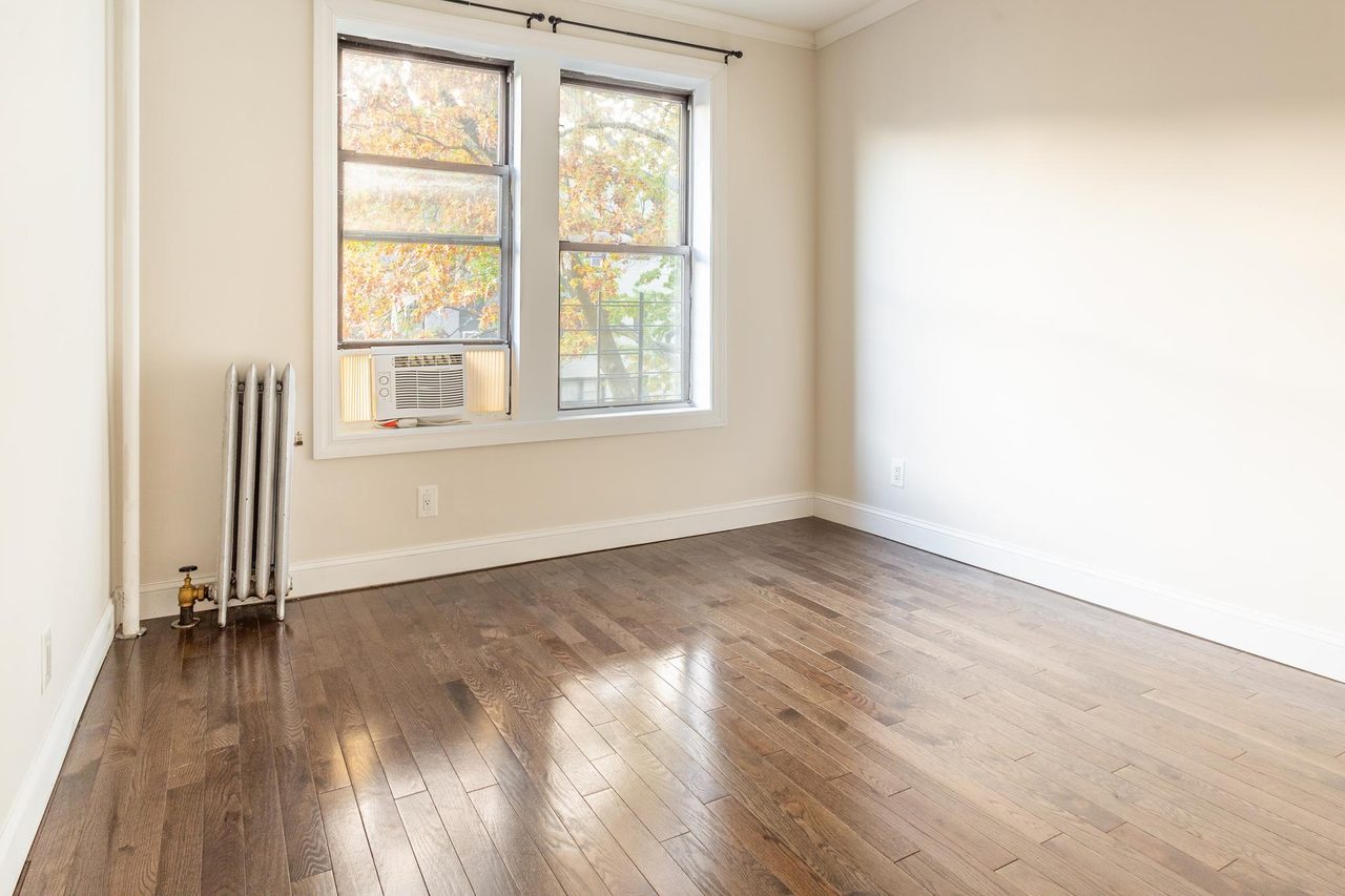 #1609: Astoria - Queen Bedroom A - 4